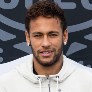 Neymar brincou ao dizer que estava apaixonado nas redes sociais: 'O pai tá OFF'