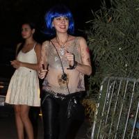 Patrícia Pillar usa peruca azul em festa a fantasia de 'Lado a Lado'
