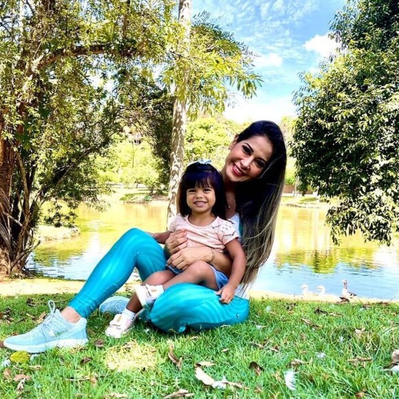 Mayra Cardi posou apenas ao lado da filha