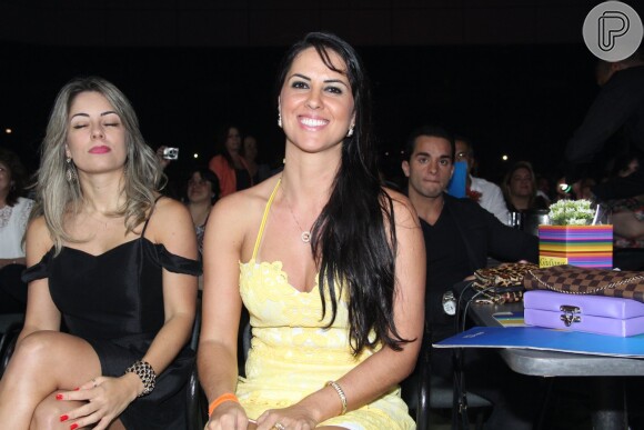 Graciele Lacerda prestigiou o namorado na primeira fila do show