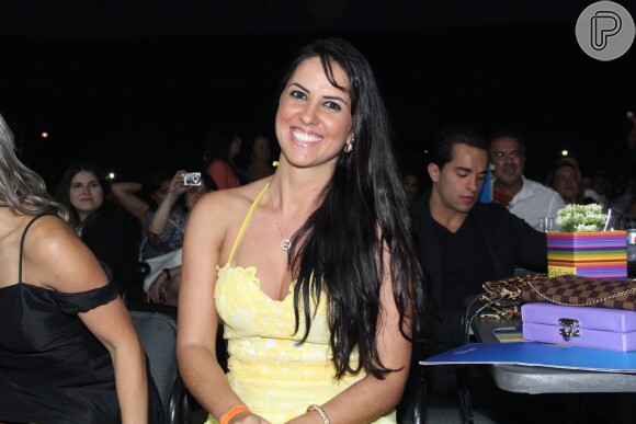 Graciele Lacerda prestigiou o namorado na primeira fila do show e posou sorridente