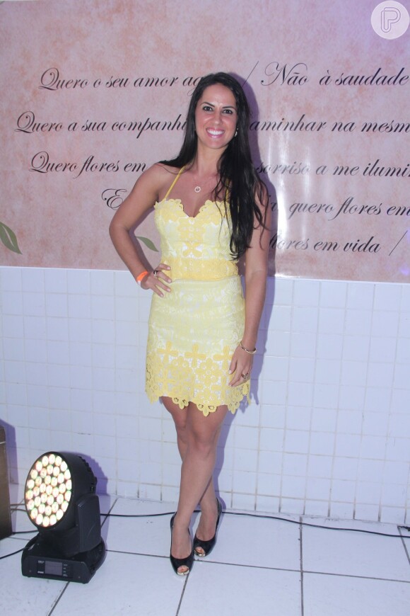 Graciele Lacerda usou vestido curto no show de Zezé Di Camargo e Luciano