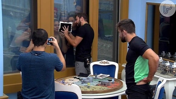 No 'BBB 21', Caio se emociona ao rever fotos da família