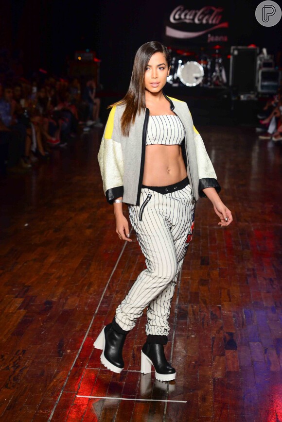 Anitta brilhou como modelo no desfile para a marca Coca Cola Jeans