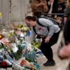 Pessoas depositam flores em homenagem ao príncipe Philip da Grã-Bretanha em frente ao Palácio de Buckingham em Londres, Reino Unido, em 09 de abril de 2021