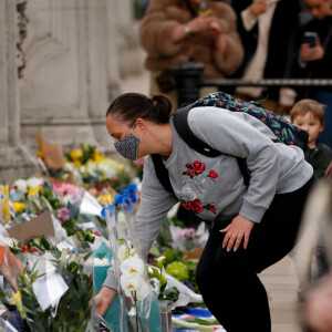Pessoas depositam flores em homenagem ao príncipe Philip da Grã-Bretanha em frente ao Palácio de Buckingham em Londres, Reino Unido, em 09 de abril de 2021