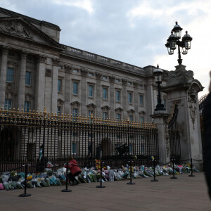 Cidadãos de Londres fazem tributos florais de fora do Palácio de Buckingham