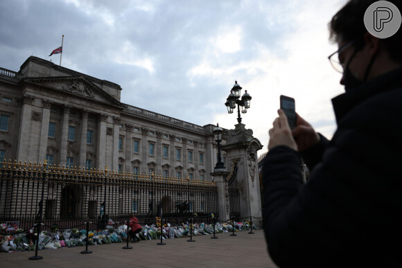 Cidadãos de Londres fazem tributos florais de fora do Palácio de Buckingham