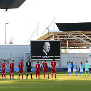 Os jogadores do Manchester City e do Liverpool permaneceram por dois minutos em silêncio em memória do Príncipe Philip, Duque de Edimburgo, antes de partida, nesta sexta-feira, 9 de abril de 2021