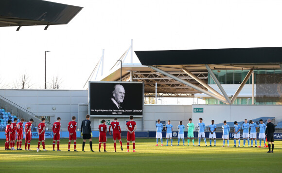 Os jogadores do Manchester City e do Liverpool permaneceram por dois minutos em silêncio em memória do Príncipe Philip, Duque de Edimburgo, antes de partida, nesta sexta-feira, 9 de abril de 2021