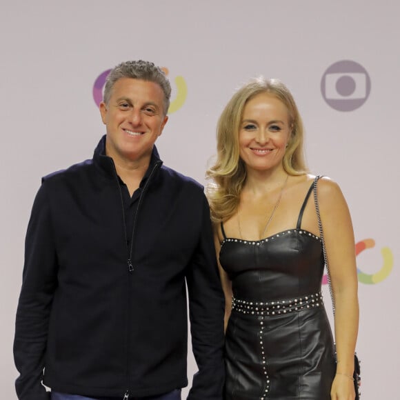 Angélica postoou vídeo beijando o marido, Luciano Huck, para celebrar o Dia do Beijo