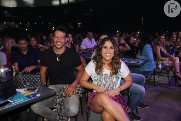 Camilla Camargo e Nando Rodrigues assistiram ao show na primeira fila