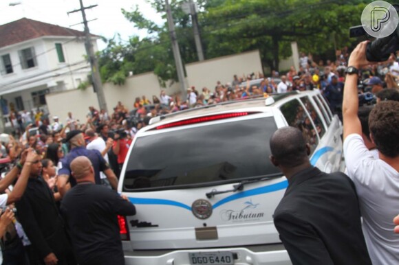 Corpo de Chorão é ovacionado na saída da Arena Santos, onde ocorreu o velório, rumo ao Memorial Necrópole Ecumênica onde será sepultado, nesta quinta-feira, 7 de março de 2013