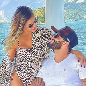 Andressa Suita e Gusttavo Lima curtem festa em iate ao lado de amigos, em 17 de abril de 2021