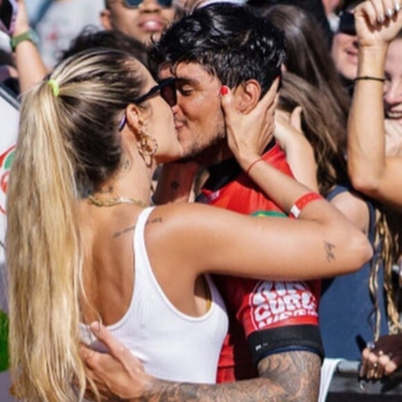 Yasmin Brunet celebra Gabriel Medina, Líder no ranking mundial ao vencer etapa Narrabeen do Mundial de Surf, na Austrália