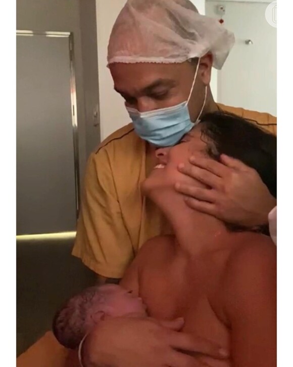 Camilla Camargo é adepta da 'maternidade real' e compartilhou fotos íntimas do parto com os fãs