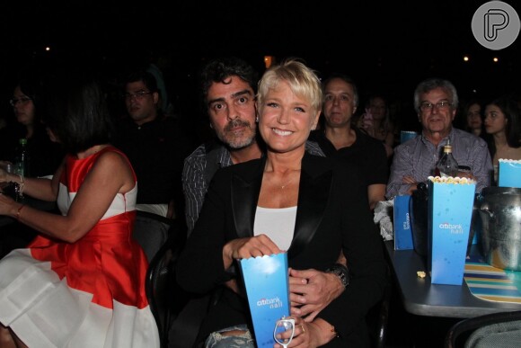 Xuxa e Junno Andrade não pretendem se casar. 'A gente vive bem assim', declarou o ator