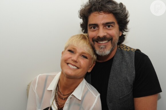 Xuxa e Junno Andrade, da novela 'Boogie Oogie', comemoram namoro. '1 ano e 11 meses', escreveu a apresentadora na rede social