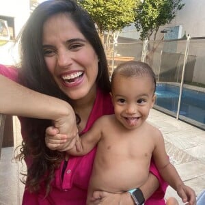 Encontro de Zezé di Camargo com neta caçula encanta web: 'É o amor'