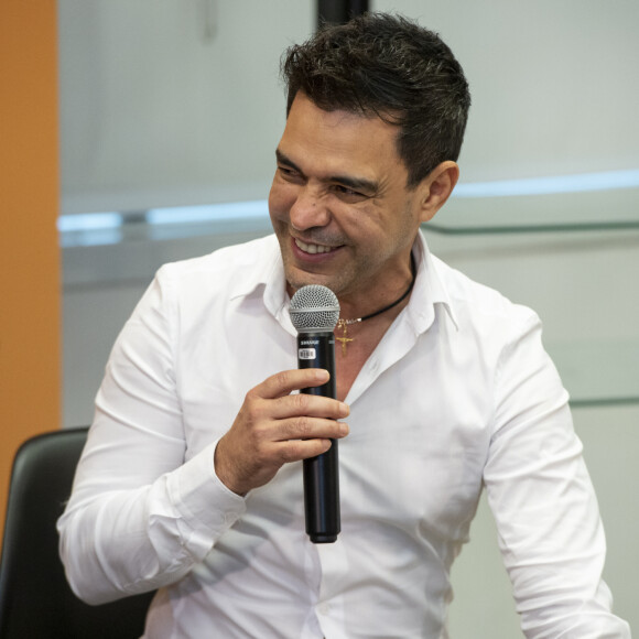 Zezé di Camargo se emociona ao conhecer a neta mais nova, Julia