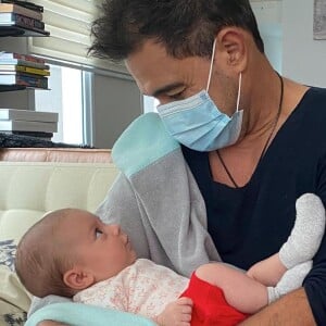 Zezé di Camargo pela neta no colo pela primeira vez e encanta web: 'É o amor'