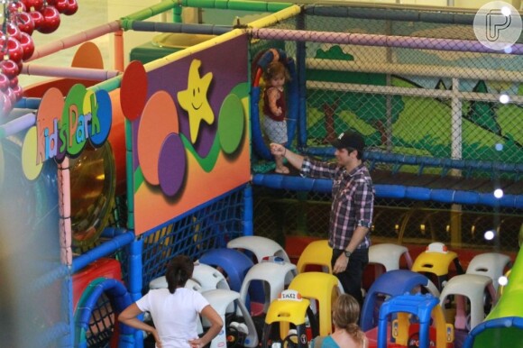 Otaviano Costa brinca com Olívia em espaço recreativo de shopping