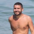 Robertha Portella exibiu barriga de grávida ao se refrescar em praia com o marido, Bruno Coimbra, em praia do Rio de Janeiro, em 5 de maio de 2021