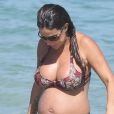 Robertha Portella exibiu barriga de grávida ao se refrescar em praia da Barra da Tijuca