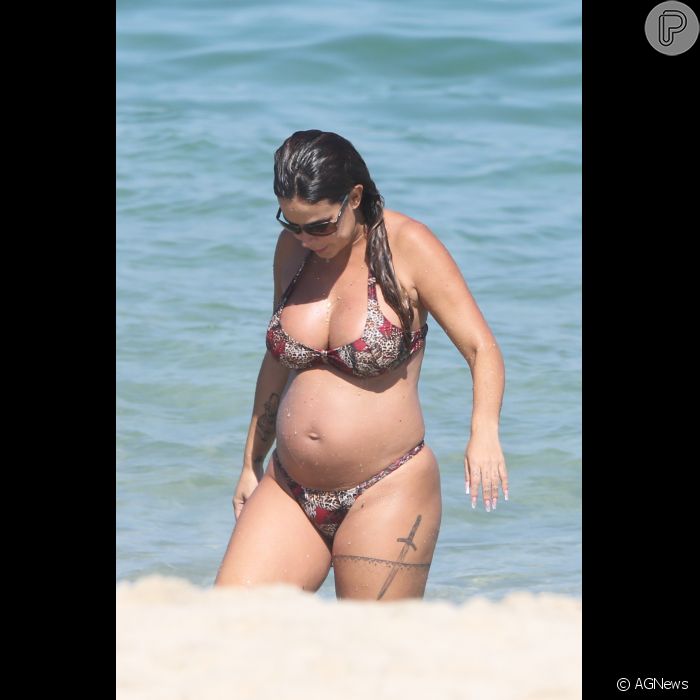 Robertha Portella exibiu barriga de grávida ao se refrescar em praia da Barra da Tijuca