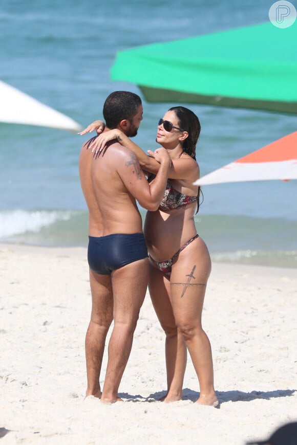 Robertha Portella e o marido, Bruno Coimbra, se refrescaram e renovaram o bronzeado em praia do Rio de Janeiro em 5 de maio de 2021