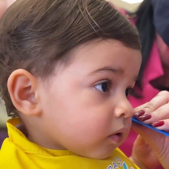 Marília Mendonça levou o filho para cortar o cabelo recentemente