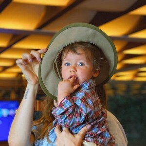 Giovanna Ewbank celebra 10 meses de Zyan com festa
