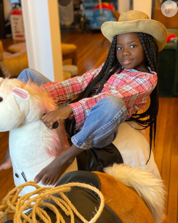 Filha de Giovanna Ewbank, Títi posa em cavalo de brinquedo