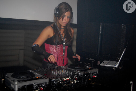 Raquel Pacheco, a Bruna Surfistinha, é escritora e DJ