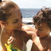 Jennifer Lopez ao lado do filho Max