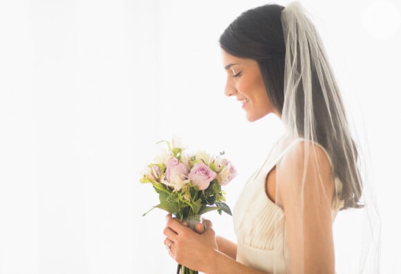 Cabelo solto no casamento: véu ajuda a incrementar o penteado semipreso da noiva