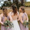 Penteado para casamento com cabelo solto funciona para noivas, madrinhas e convidadas