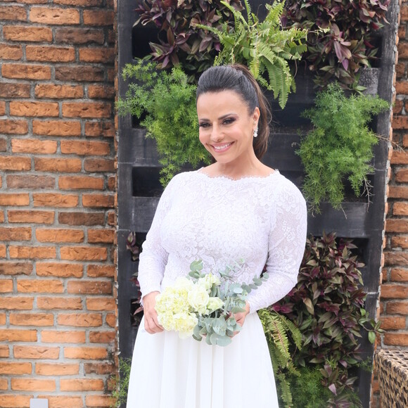 Viviane Araújo se casou usando body e saia midi