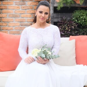 Viviane Araújo combinou saia midi e body de renda em seu look de noiva