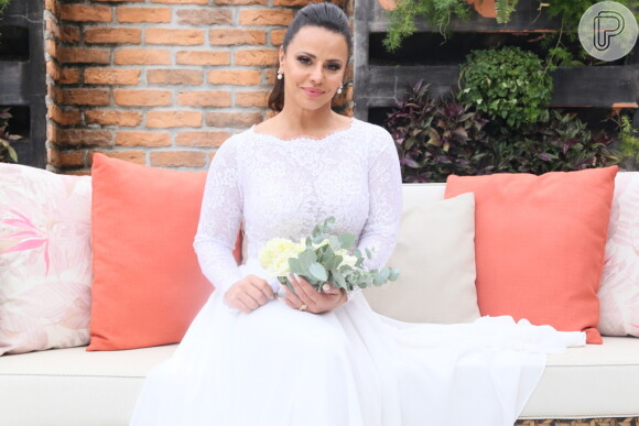 Viviane Araújo combinou saia midi e body de renda em seu look de noiva