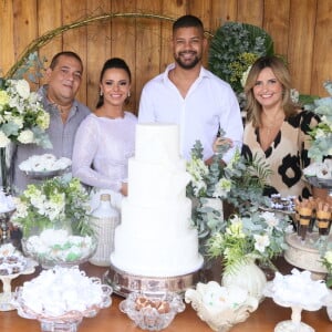 Viviane Araújo posa com o marido, Guilherme Militão, e os padrinhos do casamento, Debora e Jayme Martinez