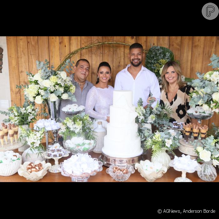 Viviane Araújo posa com o marido, Guilherme Militão, e os padrinhos do casamento, Debora e Jayme Martinez