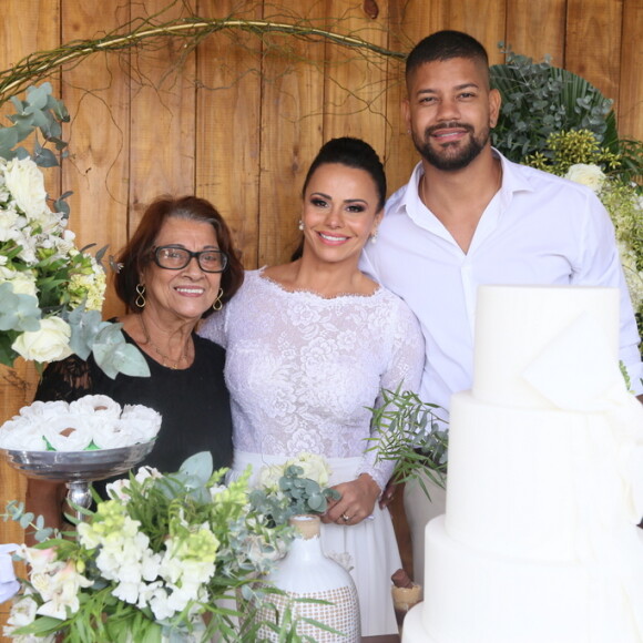 Mãe de Viviane Araújo, D. Neuza foi ao casamento civil da filha