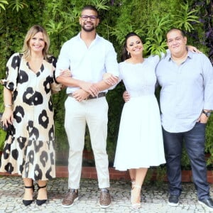 Viviane Araújo e Guilherme Militão posam com os padrinhos de casamento, Jayme e Debora Martinez