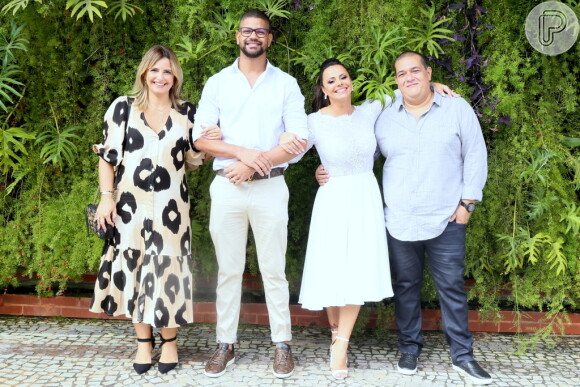 Viviane Araújo e Guilherme Militão posam com os padrinhos de casamento, Jayme e Debora Martinez