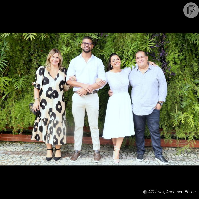 Viviane Araújo e Guilherme Militão posam com os padrinhos de casamento, Jayme e Debora Martinez
