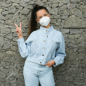 Look de Juliette em aeroporto é casual e combina tênis com jeans