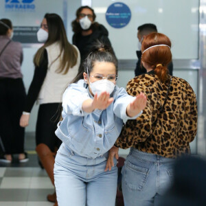 Juliette, do 'BBB 21', interage com fãs em aeroporto de São Paulo