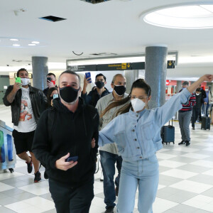 Juliette combinou conjuntinho jeans com tênis em look casual para aeroporto
