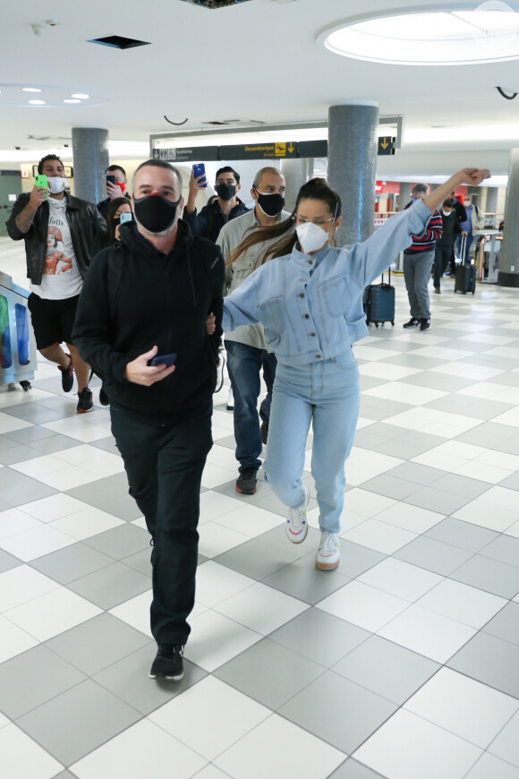 Juliette combinou conjuntinho jeans com tênis em look casual para aeroporto